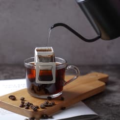 наливають чай у чашку